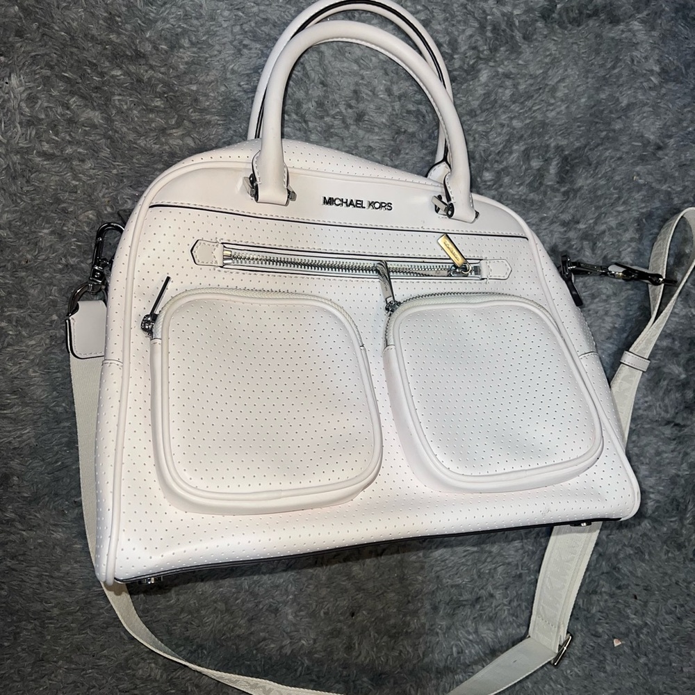 ALL WHITE MK TRAVEL TOTE BAG . . 🤍